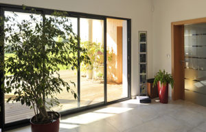 Porte-fenêtre coulissante tout à la fois belle, pratique, sécurisante, confortable…